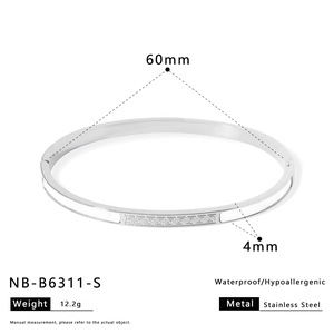Dettaglio bracciale in acciaio con inserto in conchiglia bianca e motivo greco, largo 4mm
