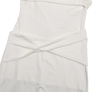 Detail of elegant white sleeveless dress featuring a stylish twist knot and ruched fabric