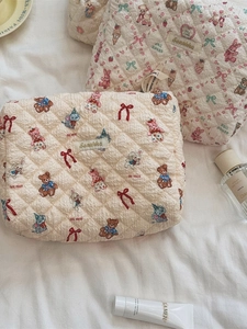 Trousse de maquillage matelassée avec motif ours sur fond de tissu blanc élégant
