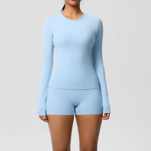 Détail de l'ensemble de sport bleu clair avec haut à manches longues et short taille haute