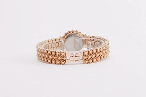 Detailansicht der roségoldenen Modeuhr mit kristallbesetztem Gliederarmband und Schmuckschließe