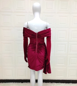 Détail de la robe en velours bordeaux à épaules dénudées avec fermeture éclair au dos
