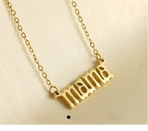Détail d'un collier pendentif Mama poli en acier inoxydable plaqué or 18 carats