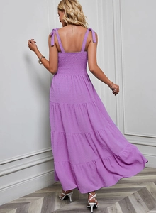 Vue de dos d'une robe violette à pois suisses avec des bretelles à nœuds ajustables