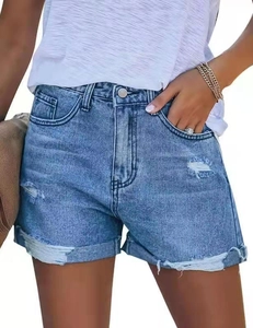 Gros plan d'un short en jean bleu délavé avec détails déchirés et ourlet replié