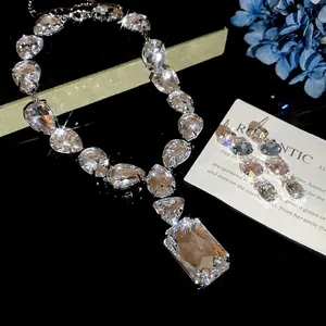 Luxuriöses Set aus ovalen Wassertropfen-Perlenohrringen und Halskette mit Zirkonia