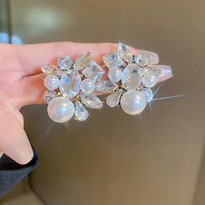 Boucles d'oreilles clous élégantes avec cristaux et perles dans un design vintage chic