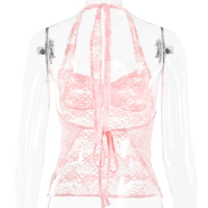 Détail du dos d'un haut licou en dentelle rose avec des attaches délicates au cou et au dos