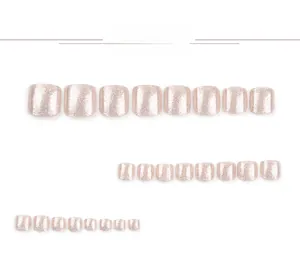 Détail des faux ongles de pieds à paillettes champagne avec finition scintillante