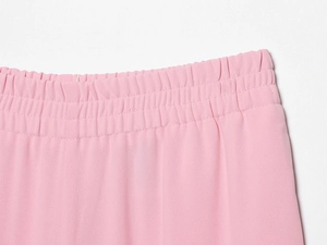 Gros plan du pantalon rose à jambes larges avec taille élastique renforcée et texture fine