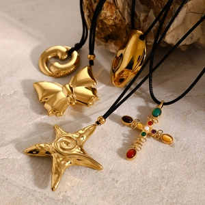 Pendenti a stella marina farfalla e croce placcati oro 18k su cordini neri