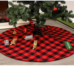 Vue détaillée du tapis de sapin de Noël à carreaux rouges et noirs dans un décor festif