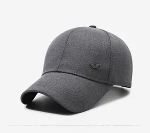 Dettaglio cappello baseball in tessuto grigio scuro con stemma alato in metallo