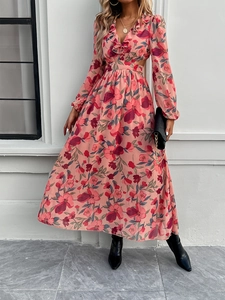 Détail de robe rose à fleurs avec col en V, découpe à la taille et manches à volants