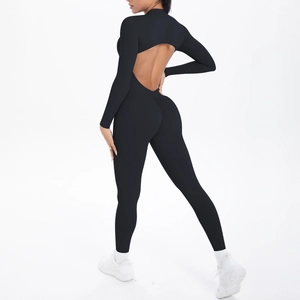 Rückansicht eines schwarzen langärmeligen Bodysuits mit offenem Rücken und Scrunch-Butt-Effekt