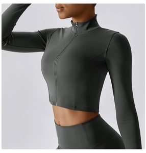 Détails du tissu élastique et de la fermeture éclair sur la veste de yoga ajustée