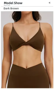 Détail du soutien-gorge de yoga marron caramel avec nœud avant et legging croisé