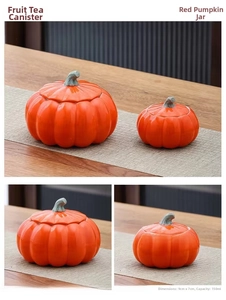 Dettaglio macro di barattoli da tè in ceramica a forma di zucca con smalto arancione e steli