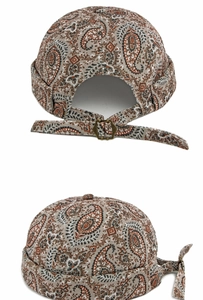 Détail du bonnet docker en velours côtelé paisley avec boucle en bronze réglable