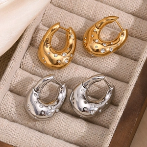U-shaped stainless steel earrings with sparkling crystals in gold and silver finish