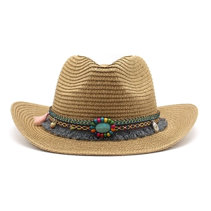 Chapeau de plage en paille avec perles colorées, pierre turquoise et pompons roses