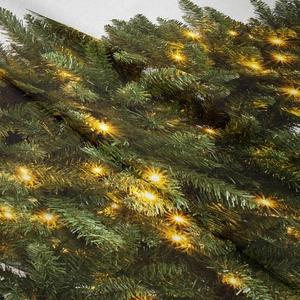 Dettaglio macro del tessuto dell'arazzo natalizio con trama fine e decorazioni ad albero