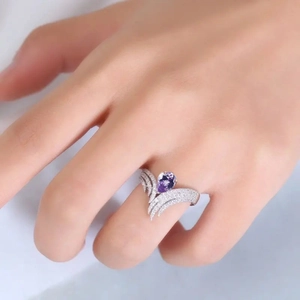 Vue détaillée d'une bague de luxe avec zircon violet poire et monture aile sertie pavé