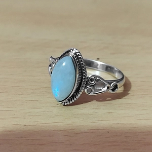 Detailansicht der Retro-Silberring mit ovalem Larimar-Edelstein und Filigran-Handwerkskunst