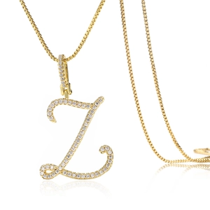 Détail du pendentif lettre Z dorée serti de zircons scintillants sur chaîne maille