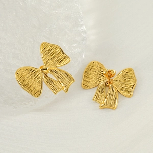 Boucles d'oreilles nœuds dorées en acier inoxydable avec texture brossée sur soie