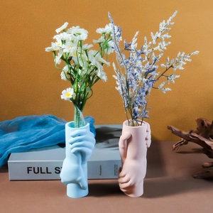 Künstlerische Vasen in Handform in Hellblau und Rosa mit Lavendel- und Gänseblümchen