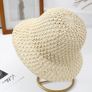 Détail d'un chapeau de soleil en tricot crème avec motif délicat au crochet ajouré