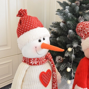 Pupazzo di neve natalizio lavorato a maglia con cuore decorativo e cappello rosso