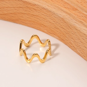 Polished 18k gold-plated stainless steel wavy ring for women in minimalist style