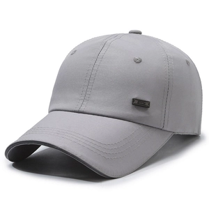 Casquette de sport grise à séchage rapide avec bande réfléchissante et logo métal
