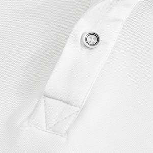 Makro-Detail des weißen Piqué-Poloshirts mit Knopf und feiner Textur des Baumwollstoffs
