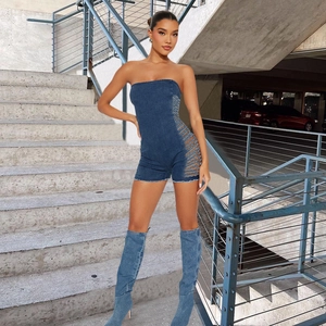Combishort en jean bleu bustier avec découpes latérales porté par un mannequin