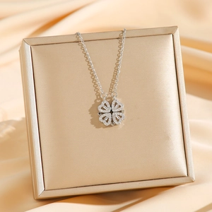 Collier trèfle argenté avec cœurs pavés de cristaux sur fond de soie élégant et chic