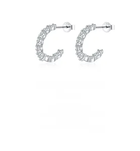 Détail macro de boucles d'oreilles créoles en argent S925 avec pierres de moissanite