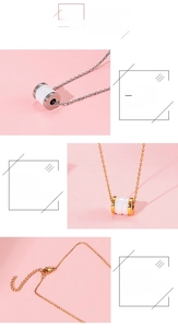 Detail van de medische titanium stalen ketting met keramische hanger en de karabijnsluiting