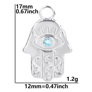 Vue détaillée du pendentif Main de Fatima avec œil bleu et dimensions de 17mm sur 12mm