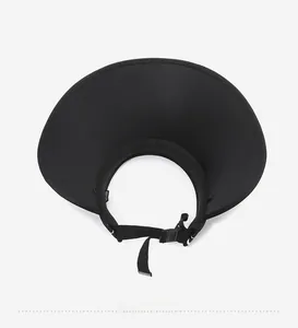 Dettaglio dell'interno del cappello parasole nero con cinturino e fascia antisudore