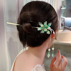 Detailansicht einer Vintage-Haarnadel mit Maiglöckchen-Blüten und grünen Seidenquasten