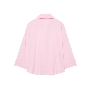 Vue arrière d'une chemise décontractée rose clair à revers avec finition mate
