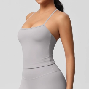 Vista laterale del reggiseno sportivo grigio e leggings a vita alta per il fitness