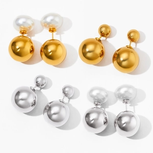 Dettaglio di orecchini minimalisti a doppia perla in finitura oro e argento