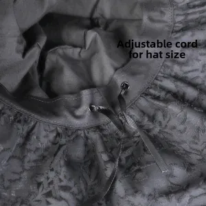 Detail der verstellbaren Kordel im schwarzen Jacquard-Lace-Sonnenhut für optimale Passform