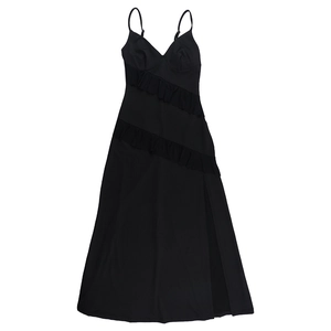 Détail d'une robe noire à col en V avec volants en dentelle et fente latérale