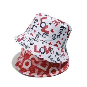 Détail de chapeaux bobs rouges et blancs avec lettres LOVE et imprimés cœurs empilés
