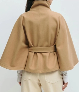 Detailaanzicht achterkant van de camel wollen capejas met getailleerde taille en textuur